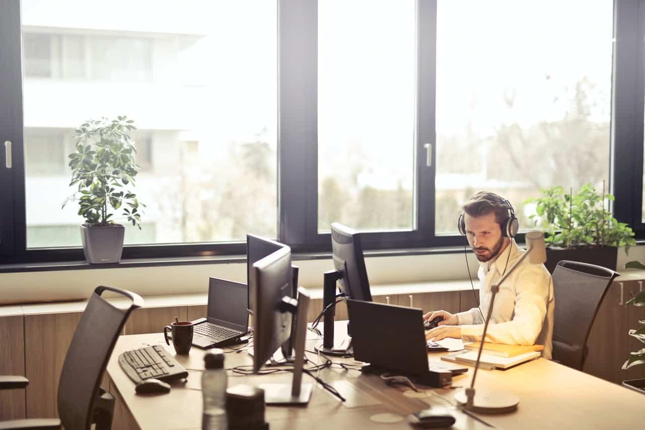 pexels-andrea-piacquadio-845451 Photo of man at computer retuning phone calls from contact us page